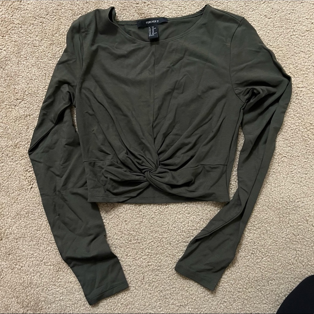 Forever 21 twist front cropped long sleeve XS